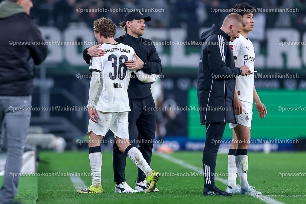 BMG13032601059 | 13.03.2026, Fußball, Borussia Mönchengladbach - FC St. Pauli, 1. Fußball Bundesliga, 26.Spieltag, Borussia-Park, Saison 2025 2026: Hugo Bolin&nbsp;(Borussia Mönchengladbach #38) neben Cheftrainer Eugen Polanski (Borussia Mönchengladbach) Auswechslung  DFB regulations prohibit any use of photographs as image sequences and or quasi-video.