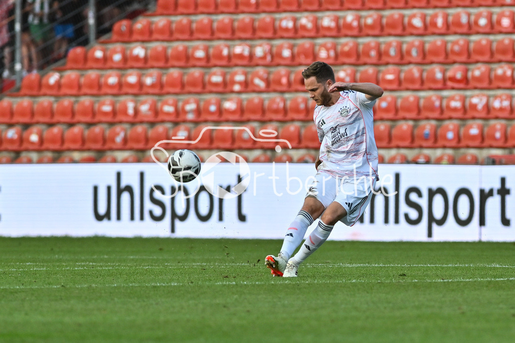 SpVgg Unterhaching - FC Bayern Amateure | am Ball Benno SCHMITZ (FC Bayern Muenchen II 6) / Einzelfoto / Freisteller / Regionalliga Bayern: SpVgg Unterhaching - FC Bayern München II; Uhlsport Park am 15.08.2025