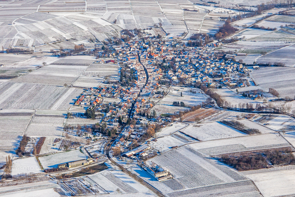 Luftbild: Ortsansicht aus Westen im Winter in Göcklingen im Bundesland Rheinland-Pfalz in Deutschland. Foto: IMG_139931.jpg vom 20.01.2024 durch Werner Riehm/FLY-FOTO.de