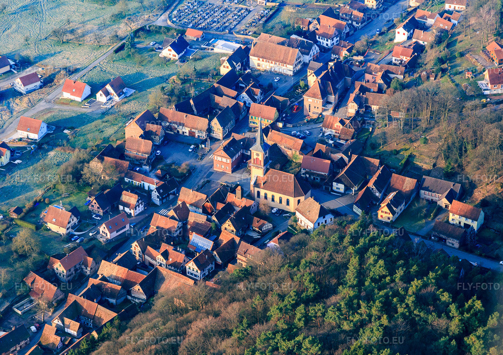Vue aérienne: Église protestante du Nord-Est à Offwiller dans le département Bas Rhin, France – .Photo: IMG_105270.jpg prise le 25/03/2018 par Werner Riehm/FLY-FOTO.eu – Résolution de l'original: 5168 x 3648 px