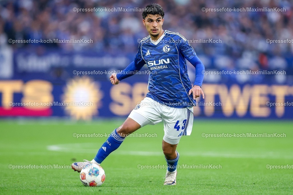 S0426092501089 | 25.09.2025, Fußball, FC Schalke 04 - SpVgg Greuther Fürth, 7.Spieltag, 2. Fußball Bundesliga, Veltins-Arena Gelsenkirchen, Saison 2025 2026: Mertcan Ayhan&nbsp;(Schalke04 #43) DFB regulations prohibit any use of photographs as image sequences and or quasi-video.