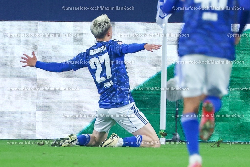 S0426092501184 | 25.09.2025, Fußball, FC Schalke 04 - SpVgg Greuther Fürth, 7.Spieltag, 2. Fußball Bundesliga, Veltins-Arena Gelsenkirchen, Saison 2025 2026: Torjubel nach dem Tor zum 1:0 durch Torschütze Finn Porath (Schalke04 #27)  zusammen mit  DFB regulations prohibit any use of photographs as image sequences and or quasi-video.