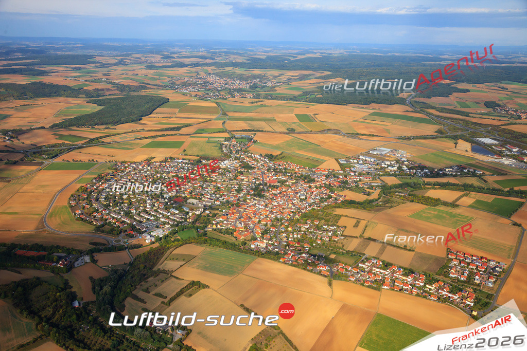 Die Luftaufnahme der Stadt Estenfeld wurde vom UL-Flugzeug heraus erstellt ( keine Drohne )- hohe Auflösung für beste Qualität