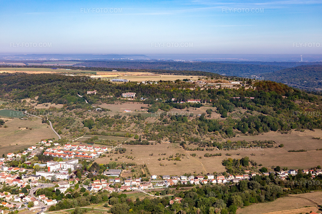 Aerial view: View of the town in Bainville-sur-Madon in the state Meurthe et Moselle, France. – Photo: IMG_118269.jpg taken on 09/15/2019 by Werner Riehm/FLY-FOTO.com – Resolution of the original: 5460 x 3640 px
