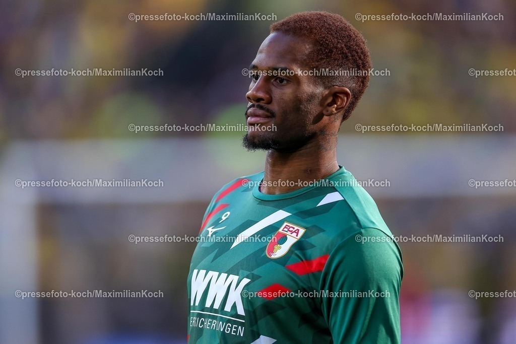 BVB08032502372 | 08.03.2025, Fußball, Borussia Dortmund - FC Augsburg, 1. Fußball Bundesliga, 25. Spieltag, Signal Iduna Park, Saison 2024 2025: Samuel Essende (FC Augsburg #9)DFB regulations prohibit any use of photographs as image sequences and or quasi-video.