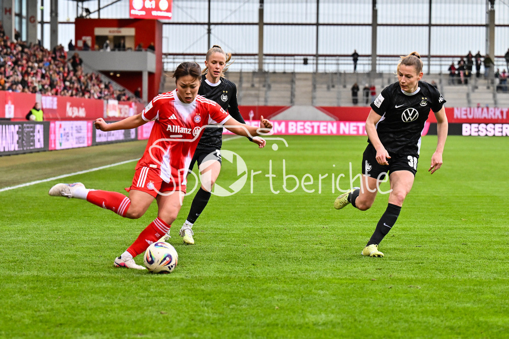 FC Bayern München - VfL Wolfsburg | MUNICH, GERMANY - 22. FEBRUARY: im Duell Momoko TANIKAWA (FC Bayern Munich 18) und Sarai LINDER (VfL Wolfsburg Frauen 39) während dem Spiel zwischen den Frauen des FC Bayern München und den Frauen des VfL Wolfsburg am 19. Spieltag der Google Pixel Frauen-Bundesliga am FC Bayern Campus
