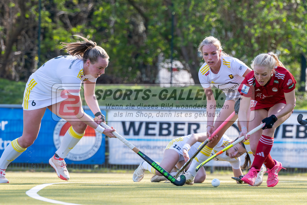 SFE_20260322_0060 | Köln, Deutschland, 22.03.26: Feldhockey 1. Bundesliga Damen zwischen Rot-Weiss Köln - Harvestehuder HTC im REWE Sportpark am 22.03.2026 in Köln, Deutschland. (Foto von Stephan Fehrmann)Köln, Germany, 22.03.26: Feldhockey 1. Bundesliga Damen between Rot-Weiss Köln - Harvestehuder HTC in REWE Sportpark at 22.03.2026 in Köln, Deutschland. (Foto from Stephan Fehrmann)