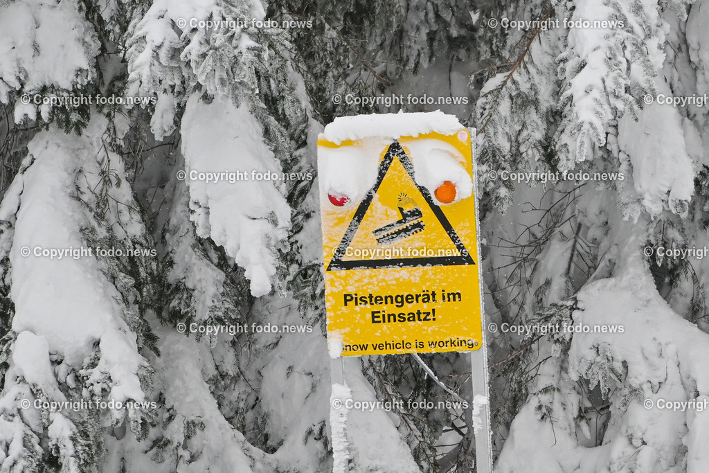 Hochficht_ Skigebiet_ Boehmerwald_ 04.02.2023-36 | 04.02.2023, Hochficht, AUT, Skigebiet Hochficht, Boehmerwald, im Bild Hochficht, Hinweisschild, Skipiste, Bergstation