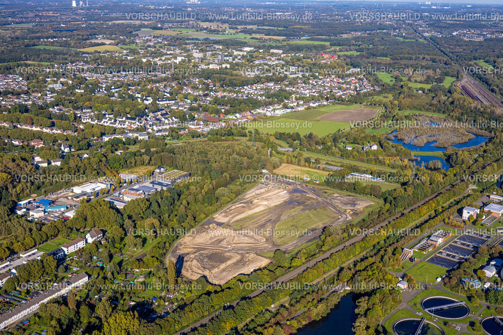 Dortmund241006361 | Luftbild, Baufläche für geplanten Solarpark an der Friedrich-Hölscher-Straße in Scharnhorst, Überlauffläche Dahlwiesenbach, Bogensportplatz TUS Scharnhorst 1895/26 e.V., Fußballplatz SG Alemannia Scharnhorst e.V., Alt-Scharnhorst, Dortmund, Ruhrgebiet, Nordrhein-Westfalen, Deutschland