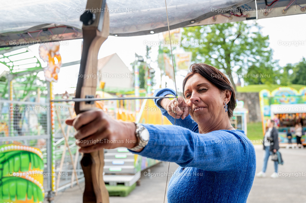 DSC_4094 | ble, Lorsch Eröffnung Johannisfest, Juxplatz,neues Angebot , mit Pfeil und Boden auf dem Stand "The Avengers" der Familie Brambach,  Bild: Thomas Neu