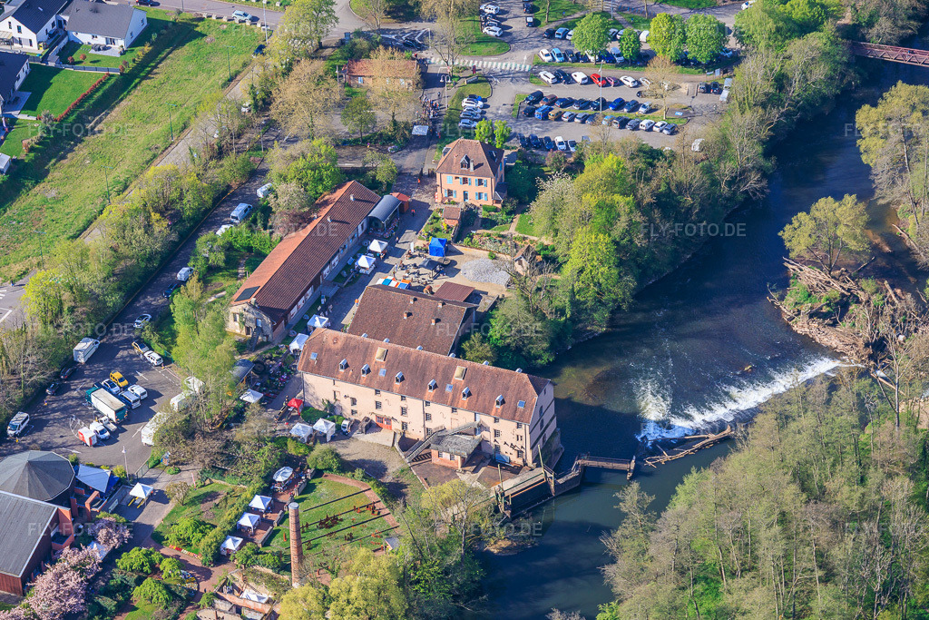Luftbild: Bliesmühle - Museum für Keramiktechniken / Moulin de la Blies - Musée des techniques faïencières et Jardin des Faïenciers im Ortsteil Blies Nord in Saargemünd im Bundesland Moselle in Frankreich.Foto: IMG_154536.jpg vom 18.04.2026 durch Werner Riehm/FLY-FOTO.deAuflösung des Originals: 5877 x 3918 pxMoulin de la Blies - Sarreguemines (57) - Musées Grand-Est
