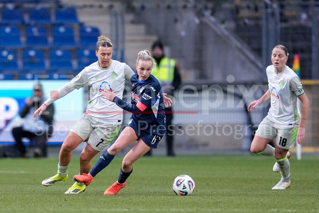 Fussball, Google Pixel Frauen-Bundesliga, TSG 1899 Hoffenheim - SV Werder Bremen | v.li.: Larissa Mühlhaus (Werder, 7), Vanessa Diehm (TSG, 6), Lina Hausicke (Werder, 18), Zweikampf, Spielszene, Duell, duel, tackle, tackling, Dynamik, Action, Aktion, 01.02.2026, Sinsheim (Hoffenheim)  (Deutschland), Fussball, Google Pixel Frauen-Bundesliga, TSG 1899 Hoffenheim - SV Werder Bremen, DFB/DFL REGULATIONS PROHIBIT ANY USE OF PHOTOGRAPHS AS IMAGE SEQUENCES AND/OR QUASI-VIDEO., DIE DFB-RICHTLINIEN UNTERSAGEN JEGLICHE NUTZUNG VON FOTOS ALS SEQUENZBILDER UND/ODER VIDEOÄHNLICHE FOTOSTRECKEN. DFB REGULATIONS PROHIBIT ANY USE OF PHOTOGRAPHS AS IMAGE SEQUENCES AND/OR QUASI-VIDEO.
