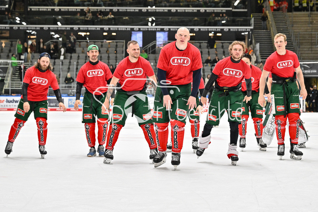 Augsburger Panther - Nürnberg Ice Tigers | Das Team der Augsburger Panther feiert zusammen mit den Fans den Heimsieg gegen Nuernberg / DEL: Augsburger Panther - Nuernberg Ice Tigers, Curt Frenzel Stadion am 06.12.2024