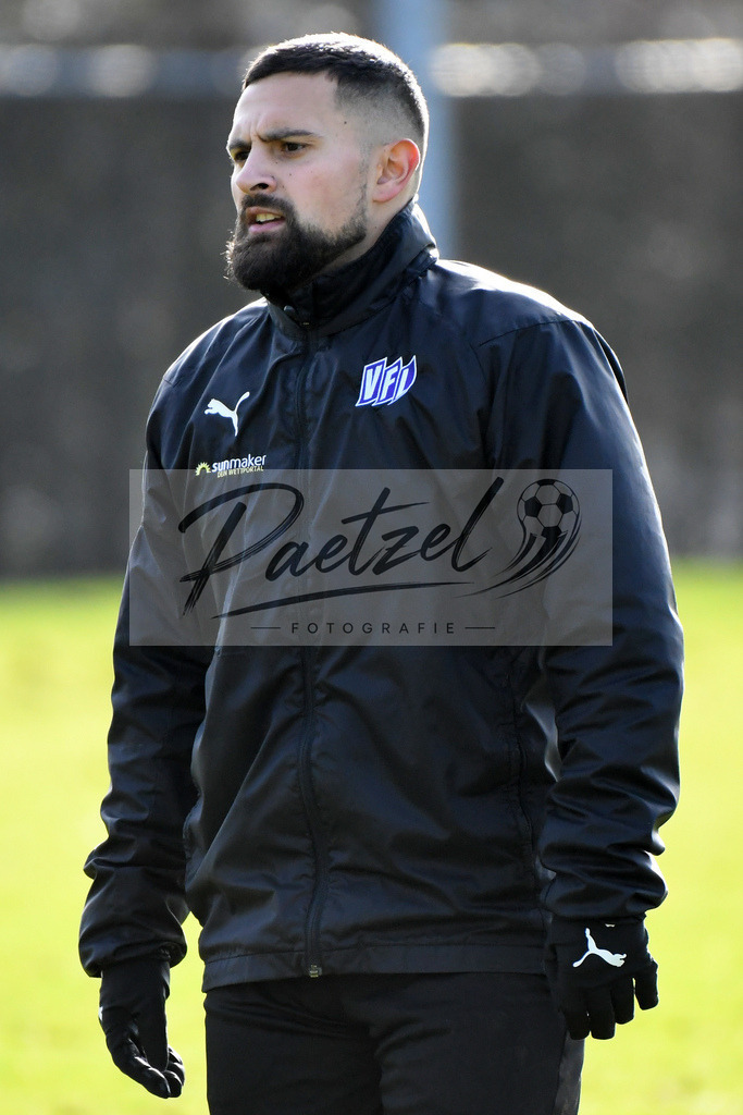 20200215_TRAOSN_0081 | Fussball, Herren: Marcos Alvarez (VfL Osnabrueck) schaut waehrend der Trainingseinheit des VfL Osnabrueck im Sportpark Illoshoehe am 15.02.2020 in Osnabrueck, Deutschland. - Realisiert mit Pictrs.com