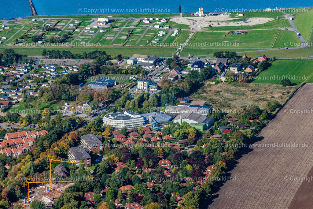 Tossens_ELS_5021091022 | BUTJADINGEN 09.10.2022 Ortsansicht " Tossens " Centerparcs " der Straßen und Häuser der Wohngebiete in Butjadingen im Bundesland Niedersachsen, Deutschland. // City view " Tossens " Centerparcs " of the streets and houses of the residential areas in Butjadingen in the state Lower Saxony, Germany. Foto: Martin Elsen