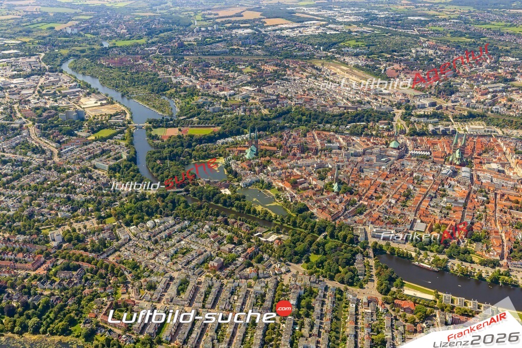 Klassische Luftaufnahme ohne Drohne zeigt:Krähenteich bei Lübeck - Die Luftbildaufnahme wurde 2025 vom UL-Flugzeug heraus erstellt ( keine Drohnenaufnahme ) - Hochauflösende Luftaufnahme -Nicht vergleichbar mit Google Maps oder Satelittenbilder- Die Geschenkidee !Mit Lizenz und Bildrechte bestellbar