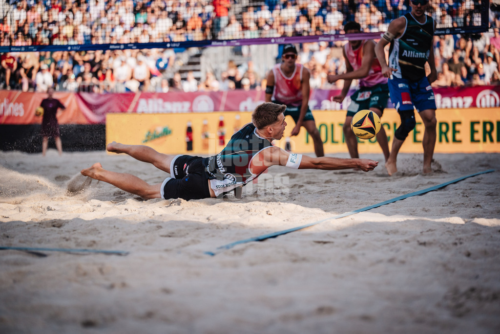 Beachvolleyball | Männer | Deutsche Meisterschaften 2025 Timmendorfer Strand | 04.09.2025 | Luis Kubo springt zum Ball