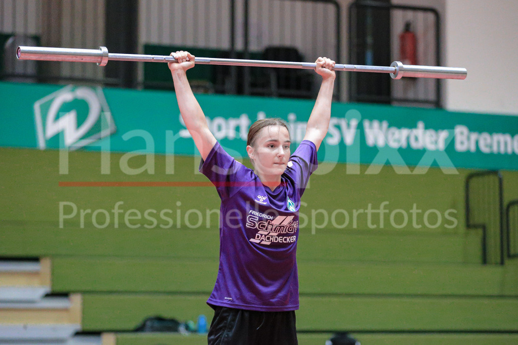 Handball, 2. Bundesliga Frauen, Training SV Werder Bremen | v.li.: Emy-Jane Hürkamp (SV Werder Bremen) bei einer Übung, Trainingsübung