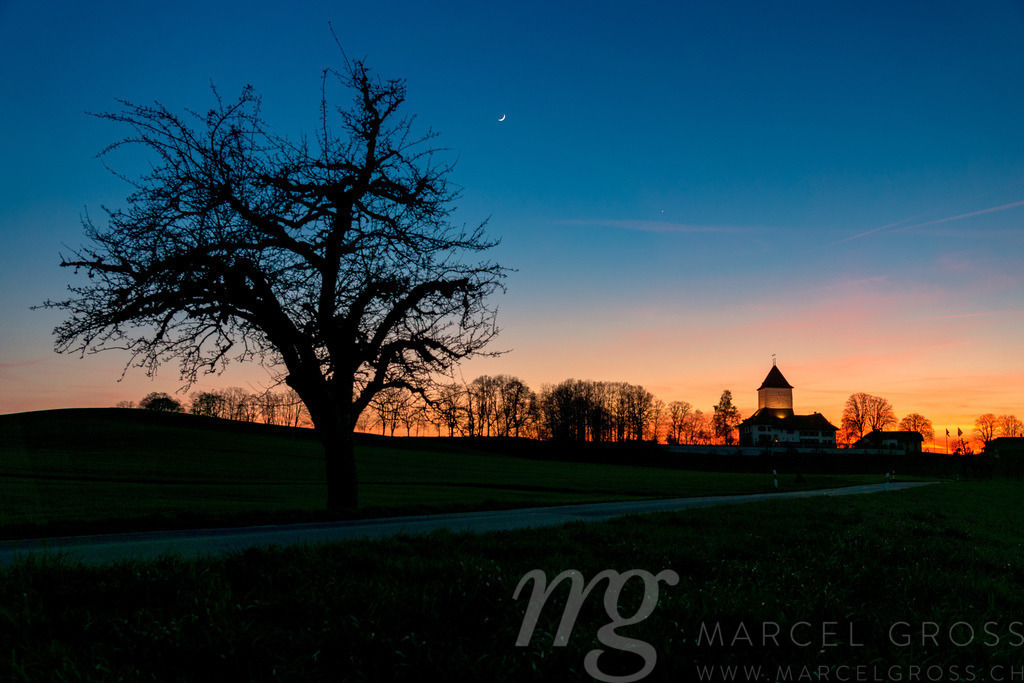 Sonnenuntergang hinter Schlosswil | Die ideale Geschenkidee für Naturliebhaber. Naturbilder von Marcel Gross Photography für ihr Zuhause in den verschiedensten Formaten und Materialien. - Realisiert mit Pictrs.com