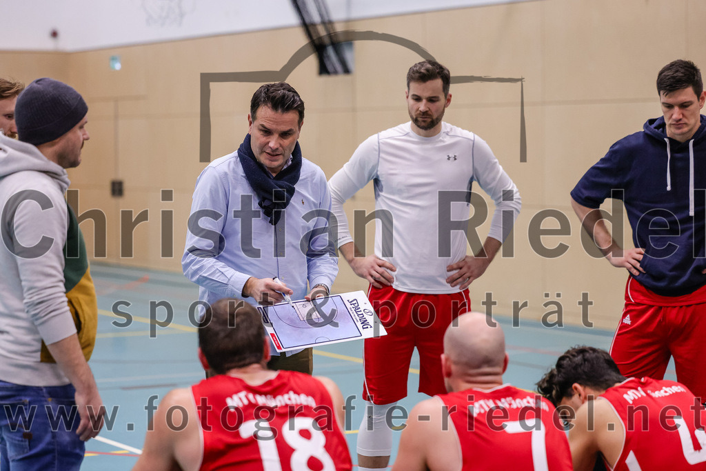 2025-12-06_033_TSV_Vaterstetten_gegen_MTV_1879_Muenchen | Vaterstetten, Deutschland, 06.12.2025:Basketball, 2. Regionalliga Süd 2025 / 2026, 9. Spieltag, TSV Vaterstetten gegen MTV 1879 München, Endergebnis: 58:83Trainer Marijo Knezevic (MTV 1879 München)Foto: Christian Riedel / fotografie-riedel.net