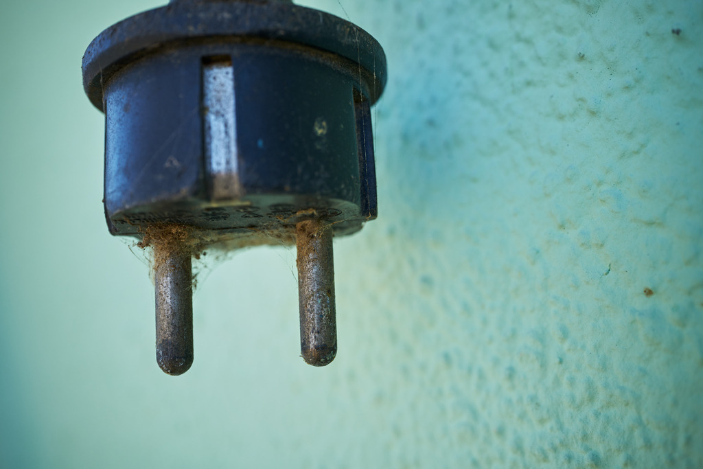 verdreckter Stecker eines Stromkabels | Burgenland, Austria - March 12, 2023: verdreckter Stecker eines Stromkabels. - Realisiert mit Pictrs.com