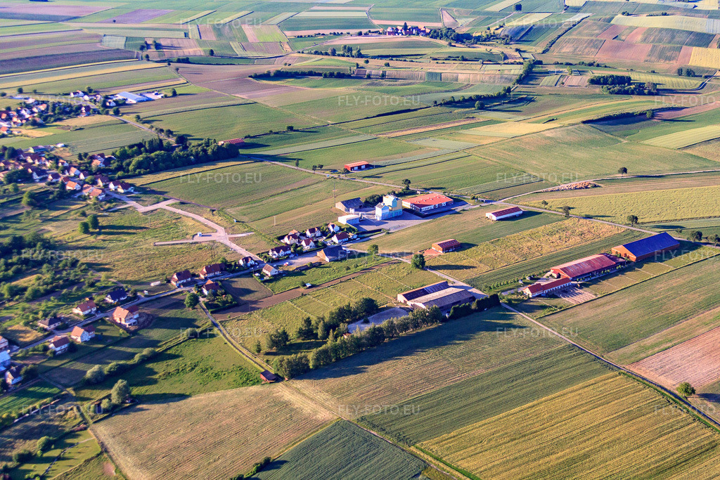 Vue aérienne: Ranch et centre équestre de Seebach à Seebach dans le département Bas Rhin, France – .Photo: IMG_66669.jpg prise le 05/06/2014 par Werner Riehm/FLY-FOTO.eu – Résolution de l'original: 4752 x 3168 px
