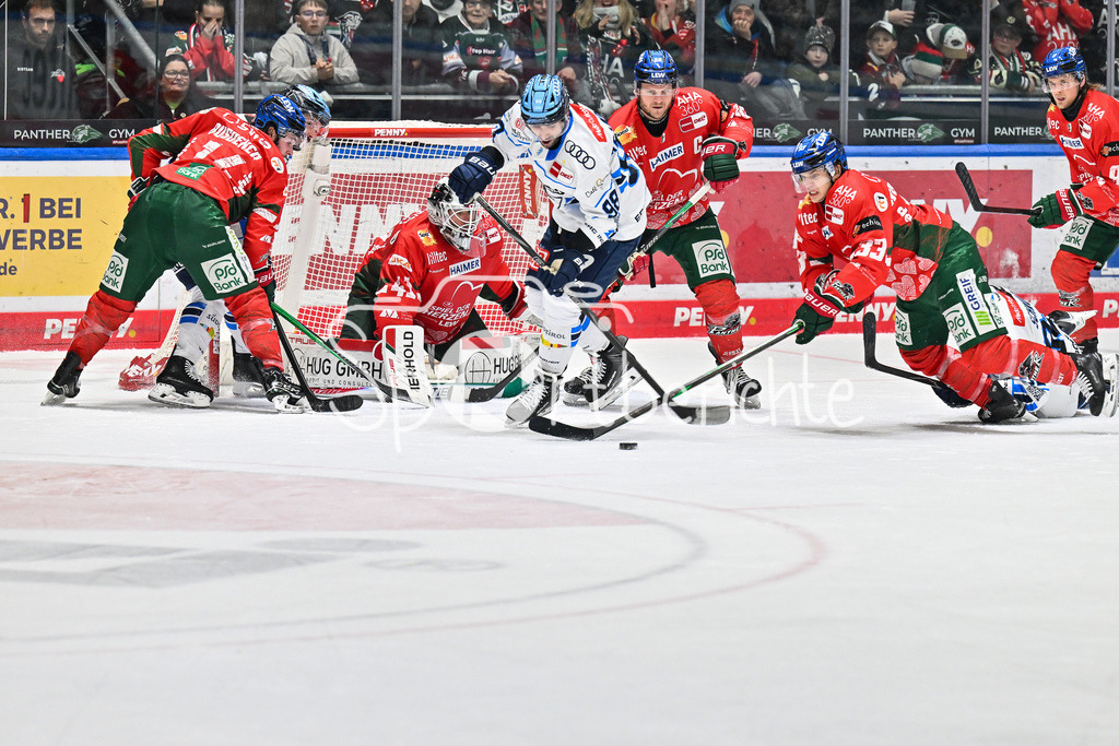 Augsburger Panther - ERC Ingolstadt | AUGSBURG, GERMANY - 12. DECEMBER: in dieser Szene kann Tim WOHLGEMUTH (Augsburger Panther 33) im Fallen vor dem eigenen Tor klären während dem Match zwischen den Augsburger Panthern und dem ERC Ingolstadt am 27. Spieltag der Penny DEL im Curt Frenzel Stadion