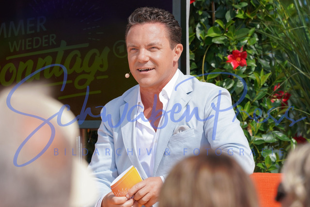 100722Ho2821 | Stefan Mross - Immer wieder sonntags - Staffel 5
Volles Haus bei der ARD Live Unterhaltungsshow Immer wieder sonntags ( IWS ).

Deutschland, Rust, Europapark, 10.07.2022