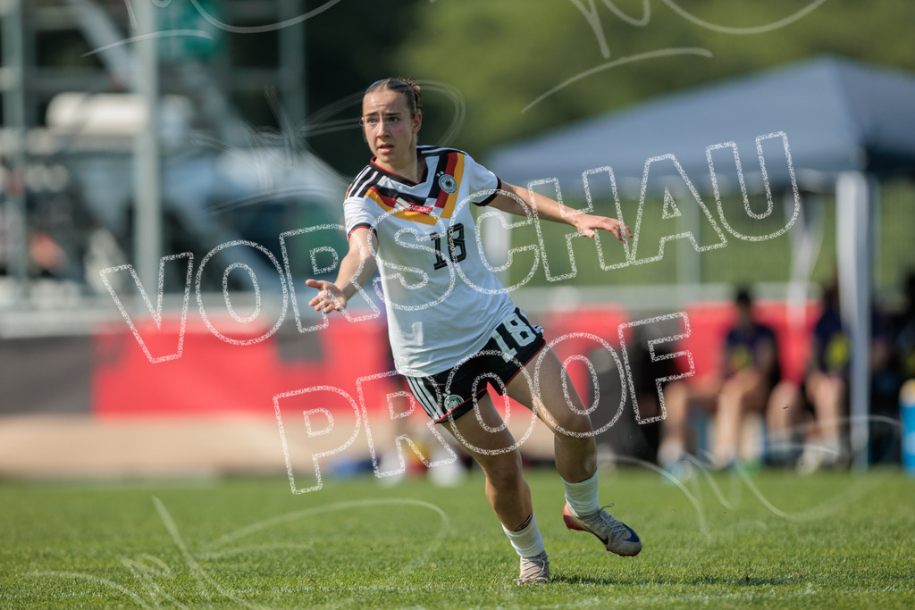 Testspiel U16-Juniorinnen: Deutschland – England | Die Bildergalerie dokumentiert das Länderspiel der deutschen U16-Juniorinnen gegen die Auswahl Englands. Die Fotografien zeigen Spielaktionen, Zweikämpfe, Torchancen, Mannschaftsszenen sowie weitere Impressionen der Begegnung. Die Aufnahmen entstanden im Rahmen des Testspiels beider Nachwuchsnationalmannschaften in der Kümpel + Hellmeister Arena in Hamm am 20. Juni 2026 und halten die sportlichen und emotionalen Momente des Spiels fest. - Realisiert mit Pictrs.com
