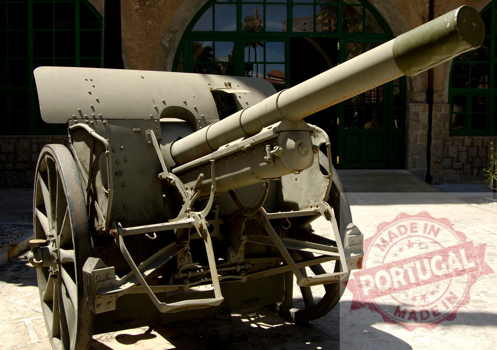 World War I historical artillery cannon on display | Historic army warfare cannon sitting in an outdoor museum courtyard on a sunny day - Realized with Pictrs.com
