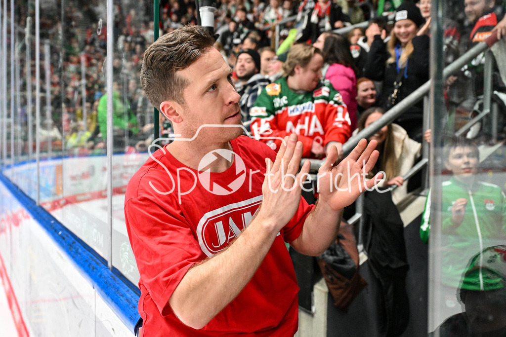 Augsburger Panther - Düsseldorfer EG | Die Panther feiern mit den Fans den Heimsieg gegen Duesseldorf / Jubel / Sieg / Freude / Happy / DEL: Augsburger Panther - Düsseldorfer EG, Curt Frenzel Stadion am 13.12.2024 / T. J. TREVELYAN (Augsburger Panther #24) / Humba