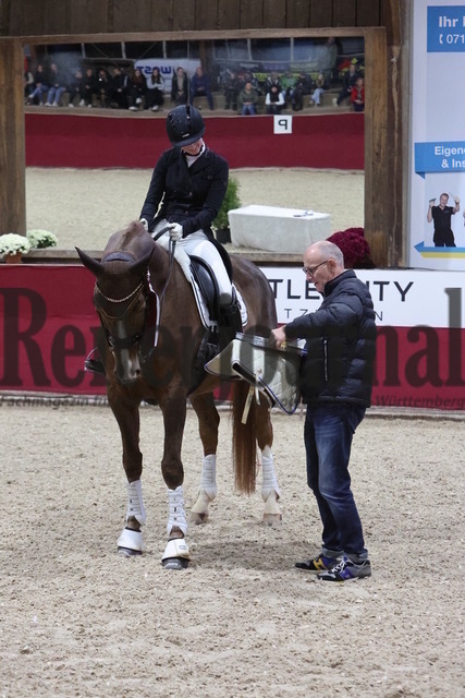 Reutlingen_2024_Prfg.Nr.04_Intermediaire I_Kür_Siegerehrung_Prfg.Nr.04__ (3) | Alle Fotos der Reiterjournal Fotografin Doris Matthaes im Reiterjournal Online-Fotoshop. - Realisiert mit Pictrs.com