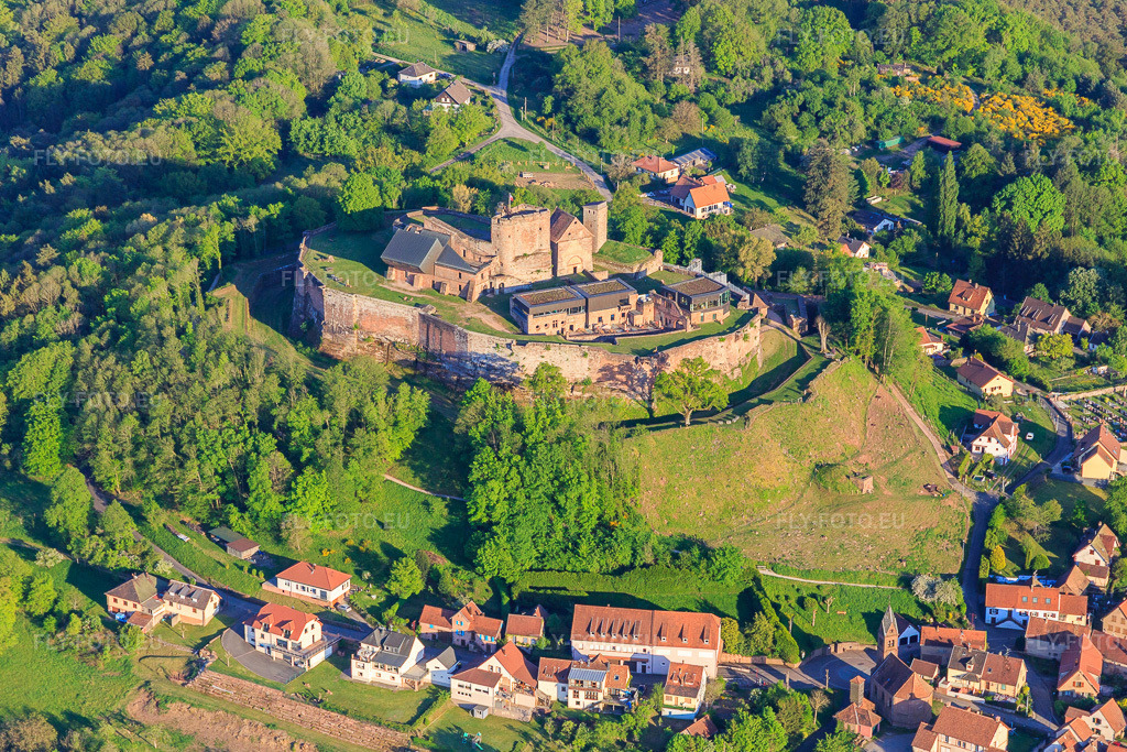 Vue aérienne: Château de Lichtenberg du nord-ouest à Lichtenberg dans le département Bas Rhin, France. Photo: IMG_145809.jpg prise le 30/04/2025 par Werner Riehm/FLY-FOTO.euRésolution de l'original: 5185 x 3457 pxVisiter le château de Lichtenberg dans les Vosges du Nord - Alsace