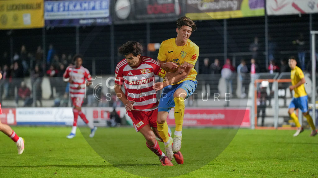 Fußball, Herren, Saison 2025/2026, Testspiel, Freundschaftsspiel, FSV 63 Luckenwalde vs. 1.FC Union Berlin, Mittwoch 08.10.2025, Werner-Seelenbinder-Stadion Luckenwalde, | Fußball, Herren, Saison 2025/2026, Testspiel, Freundschaftsspiel, FSV 63 Luckenwalde vs. 1.FC Union Berlin, Mittwoch 08.10.2025, Werner-Seelenbinder-Stadion Luckenwalde, Im Bild: Diogo Leite (l. Union) und Phillip König (r. Luckenwalde) - Realisiert mit Pictrs.com