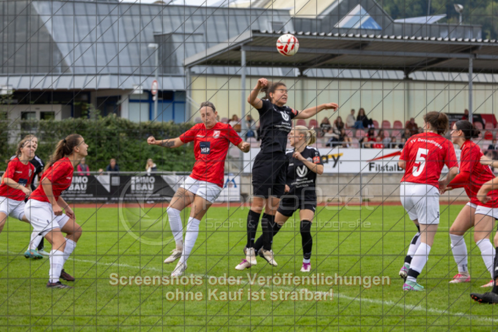 20250928_141048_0411 | Cesarina Reiser (1.FC Donzdorf #06)1.FC Donzdorf (schwarz) vs. TV Derendingen (rot), Fussball, Frauen-Verbandsliga Württemberg, 03. Spieltag, Saison 2025/2026, Rasenplatz Lautertal Stadion, Süßener Straße 16, 73072 Donzdorf, 28.09.2025 - 13:00 Uhr,Foto: PhotoPeet-Sportfotografie/Peter Harich