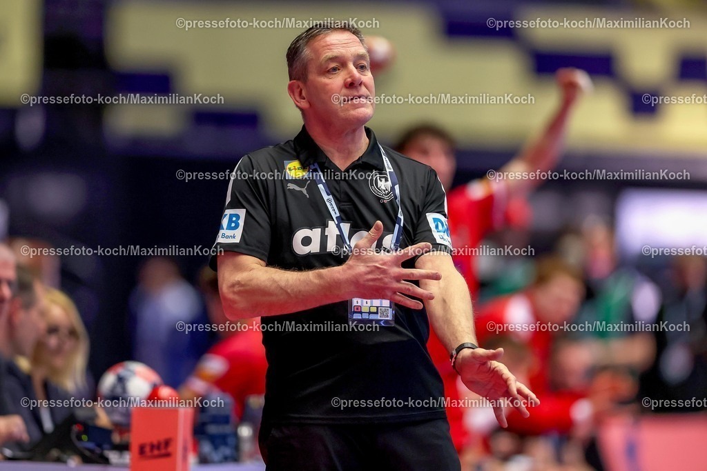 EHF15012602070 | 15.01.2026, Handball, Men's EHF EURO 2026, Deutschland - Östereich, Jyske Bank Boxen in Herning, Dänemark, Preliminary Round: Headcoach Alfred Gislason (Germany #hc) gestikulierend am Spielfeldrand  