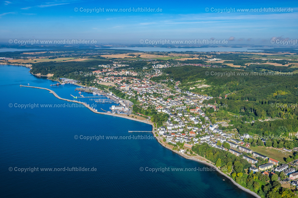 Sassnitz_Rügen_ELS_7120100822 | SASSNITZ 10.08.2022 Hafenanlagen des Stadthafen Sassnitz an der Meeres- Küste der Ostsee in Sassnitz an der Ostseeküste im Bundesland Mecklenburg-Vorpommern. Weiterführende Informationen bei: Hafenbetriebs- und Entwicklungsgesellschaft mbH Sassnitz,  Stadt Sassnitz. // Port facilities on the seashore of the Baltic Sea in Sassnitz at the baltic coast in the state Mecklenburg - Western Pomerania. Further information at: Hafenbetriebs- und Entwicklungsgesellschaft mbH Sassnitz,  Stadt Sassnitz. Foto: Martin Elsen