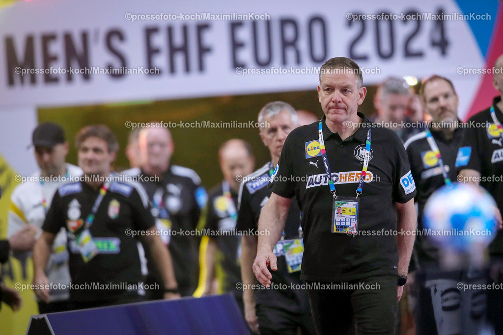EHFEURO22012403208 | 22.01.2024, EHF EURO 2024, Männer Europameisterschaft Handball, Lanxess Arena in Köln, Deutschland - Ungarn: Bundestrainer Alfred Gislason (Deutschland) betritt die Arena