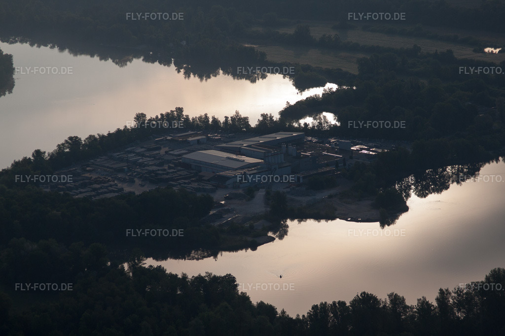 Luftbild: Baggerseen mit Lithonplus GmbH & Co. KG https://www.lithon.de/ im Ortsteil Eggenstein in Eggenstein-Leopoldshafen im Bundesland Baden-Württemberg in Deutschland. Foto: IMG_64844.jpg vom 18.05.2014 durch Werner Riehm/FLY-FOTO.de