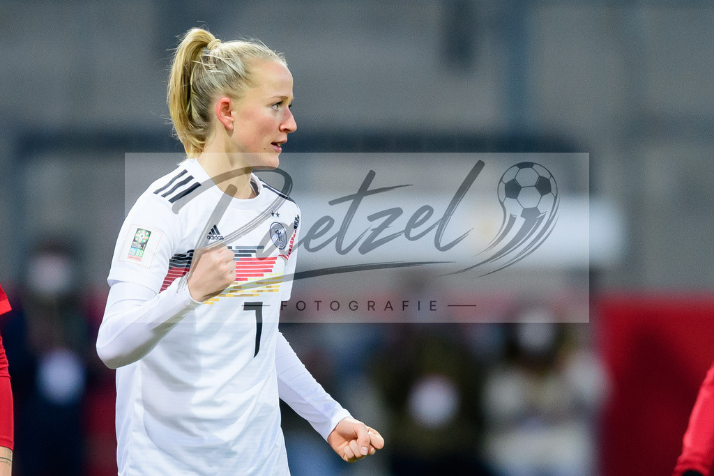 GERTUR20211126_118 | Fussball, Frauen: Lea Schueller (Germany) Torjubel, jubelt nach ihrem Treffer zum 2:0 bei dem Spiel der WM-Qualifikation zwischen Deutschland und Tuerkei im Eintracht-Stadion am 26.11.2021 in Braunschweig, Deutschland. - Realisiert mit Pictrs.com