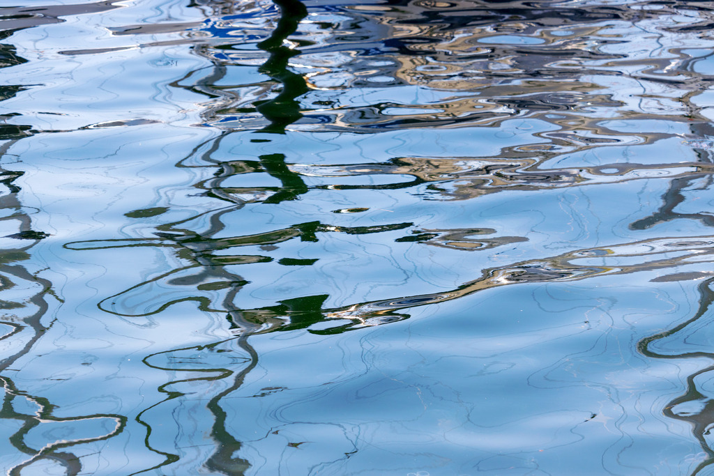Wandbild: Wellen am Hafen in Eckernförde | Dieses Wandbild im Querformat zeigt schöne kleine Wellen in einem Ostseehafen.  - Realisiert mit Pictrs.com