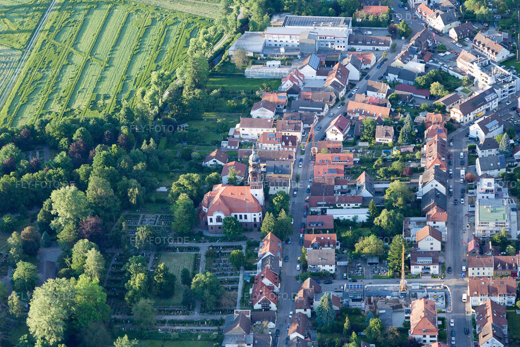 Luftbild: Auferstehungskirche im Ortsteil Rüppurr in Karlsruhe im Bundesland Baden-Württemberg in Deutschland. Foto: IMG_099549.jpg vom 21.05.2017 durch Werner Riehm/FLY-FOTO.de