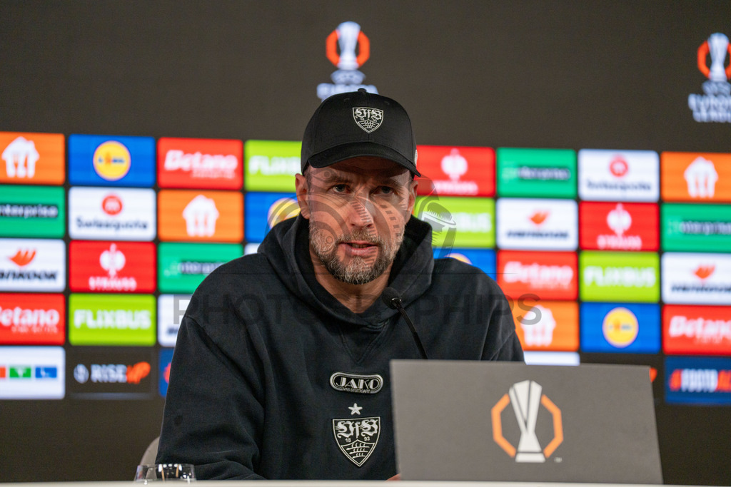 VfB Stuttgart vs. FC Porto, Fussball, Europa League, Achtelfinale, Hinspiel, 12.03.2026 | Sebastian Hoeness (Trainer VfB Stuttgart) bei der Pressekonferenz,VfB Stuttgart vs. FC Porto, Fussball, Europa League, Achtelfinale, Hinspiel, 12.03.2026Foto: photosbyphips/Philip Ziegler