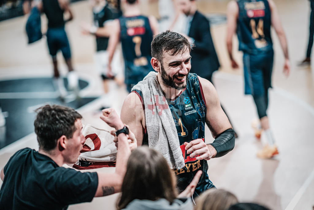 Basketball | Männer | Saison 2023/2024 | BKT EuroCup | Veolia Towers Hamburg vs. Umana Reyer Venice | 06.02.2024 | Amadeo Tessitori (#1, Umana Reyer Venice) feiert mit einem Fan