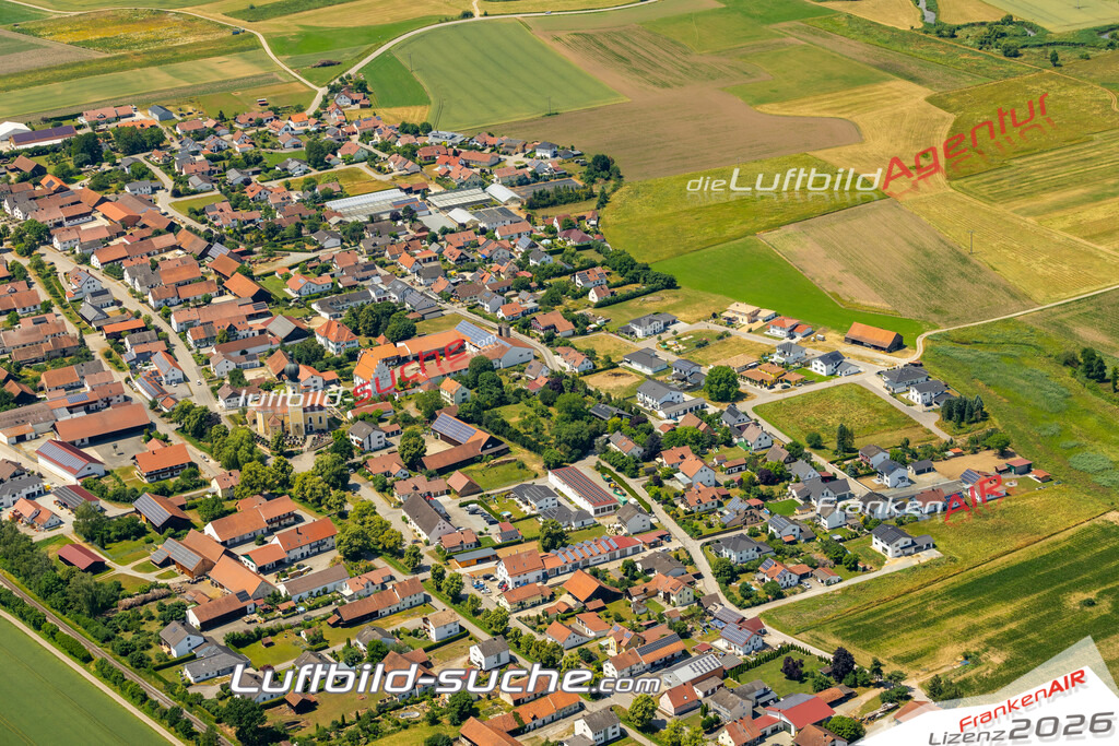 Das Luftbild zeigt : Sallach Geiselhöring - Die Luftaufnahme wurde 2023 vom UL-Flugzeug aus erstellt ( keine Drohne ) - Hochauflösende Luftaufnahme - Für grossformatige Ausdrucke geeignet. Die Geschenkidee !Mit Lizenz und Bildrechte bestellbar