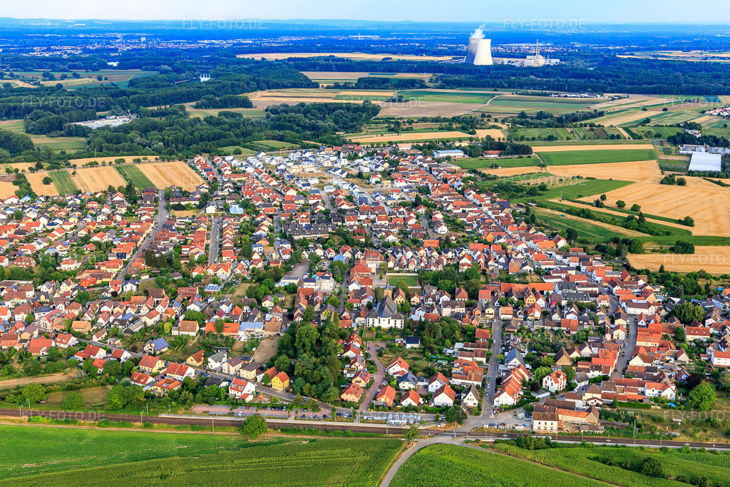Luftbild: Ortsansicht von Westen im Ortsteil Heiligenstein in Römerberg im Bundesland Rheinland-Pfalz in Deutschland.Foto: IMG_109052.jpg vom 19.07.2018 durch Werner Riehm/FLY-FOTO.deAuflösung des Originals: 5472 x 3648 px