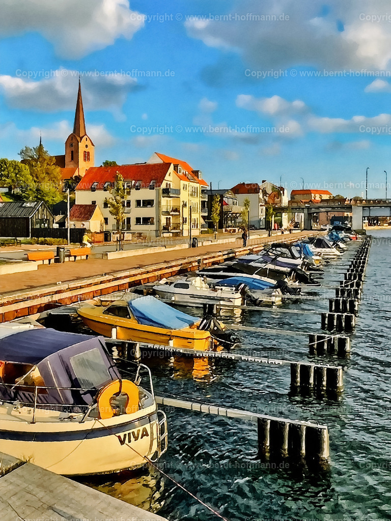 PDM2_0586_DK_Sonderburg_75x100 | DIGITALKUNST. Boote auf dem Alsen-Sund. __ Motorboote in der Abendsonne auf dem Alsensund in Sonderburg in Dänemark. __ Druckbar ist dieses Bild aber auch in vielen kleineren Formaten sowie in frei wählbaren Bildausschnitten. - Realisiert mit Pictrs.com