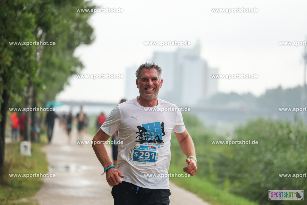LUR_1055 | 34. M-net Erlanger Triathlon 2025 #erlangertriathlon  #mnettriathlon2025 #mnettriathlon #team #olympischedistanz #mitteldistanz #triathlon #maindonaukanal  #erlangertriathlon2025 #yourpictrs #tv1848 #tv1848erlangen  #triathlonbayern #sportinerlangen #demsportverbunden #sportshot_your_pictrs Copyright: www.sportshot.de