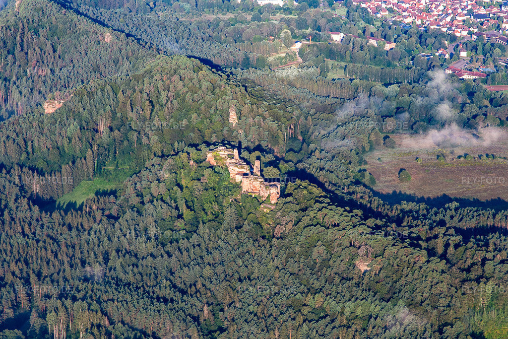 Luftbild: Burgenmassiv Altdahn mit Burgruinen Granfendahn und Tanstein in Dahn im Bundesland Rheinland-Pfalz in Deutschland. Foto: IMG_143078.jpg vom 06.08.2024 durch Werner Riehm/FLY-FOTO.de