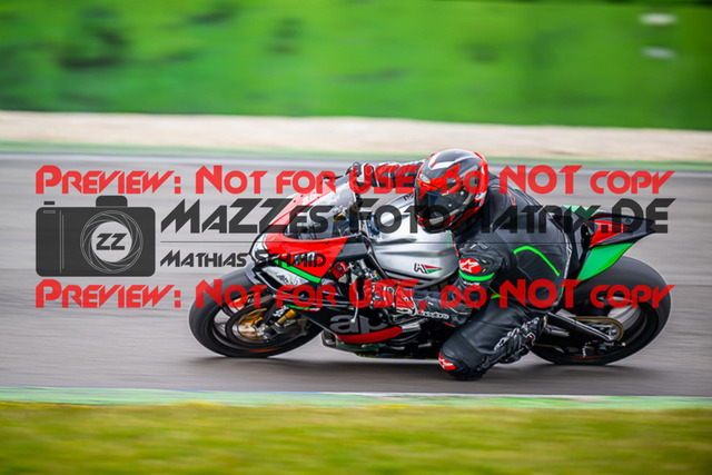 MaZZes_FotoMatrix_230410_4468 | WEISS